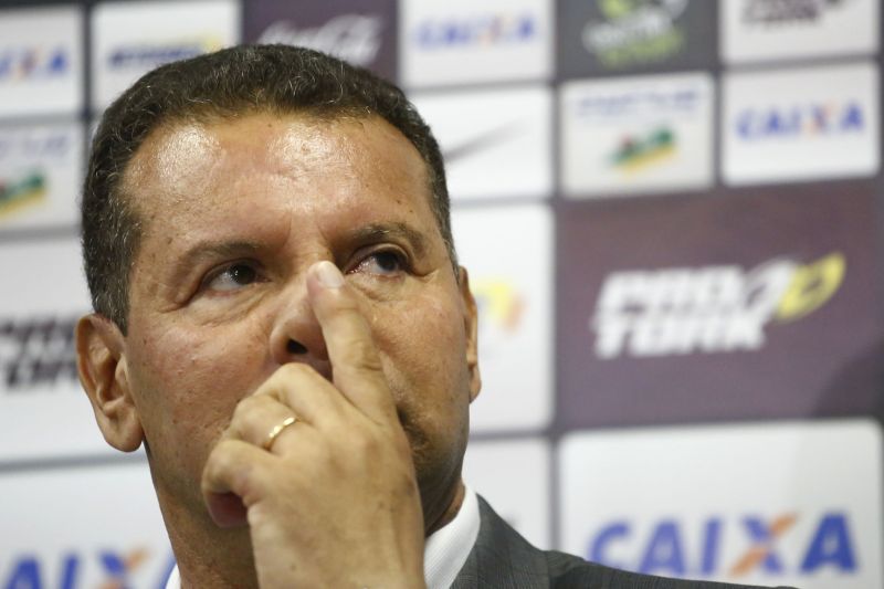 O técnico Celso Roth na primeira entrevista como funcionário do Coritiba | Felipe Rosa / Tribuna do Paraná
