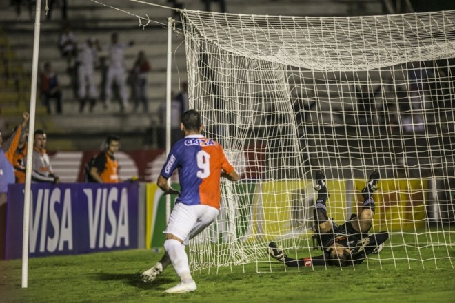 Giancarlo marcou duas vezes na vitória que classificou o Paraná para pegar a Ponte Preta | 