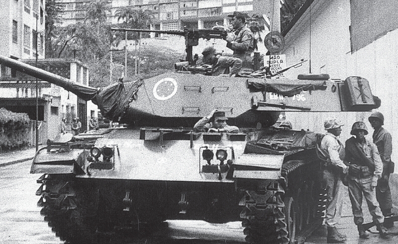 Tanque em rua próxima da casa de Jango no Rio, em 31 de março: presidente teve o apoio de parte das Forças Armadas durante a deposição. Mas soube que os EUA dariam suporte militar aos revoltosos. E se asilou no Uruguai | Arquivo/ Agência Estado