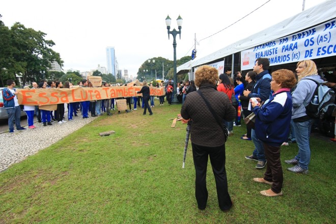 Professores e apoiadores montaram barracas na região do Palácio Iguaçu |