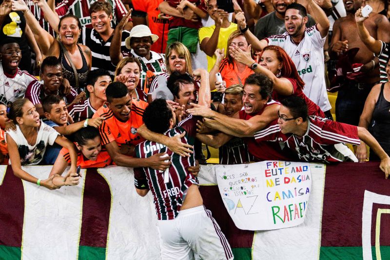 Fred comemora com a galera seu gol de pênalti contra o Figueirense | Rudy Trindade / Frame / Folhapress