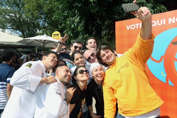 O chef Dudu Sperandio faz uma selfie com seus colegas que apadrinharam as barracas de hot-dog da segunda Vinada Cultural, realizada sábado no Passeio Público. Também na foto, a jornalista Andrea Sorgenfrei (de óculos), gerente do Núcleo Estilo de Vida da Gazeta do Povo | Julio Cesar de Souza
