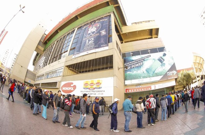 Fila para comprar bilhetes deu a volta no estádio em La Paz | 