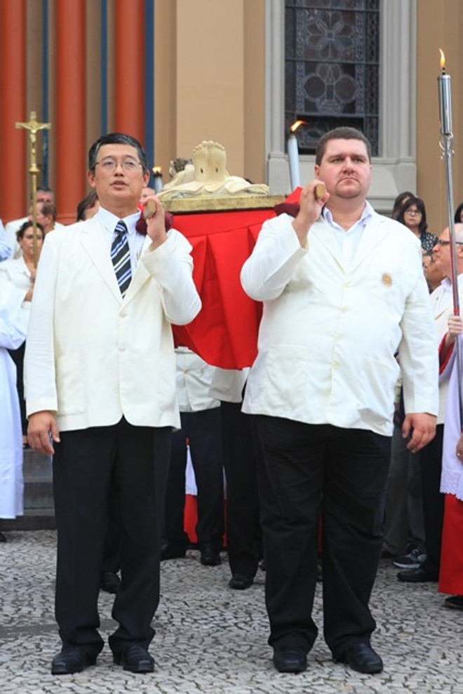 Jesus morto é um dos símbolos da procissão |