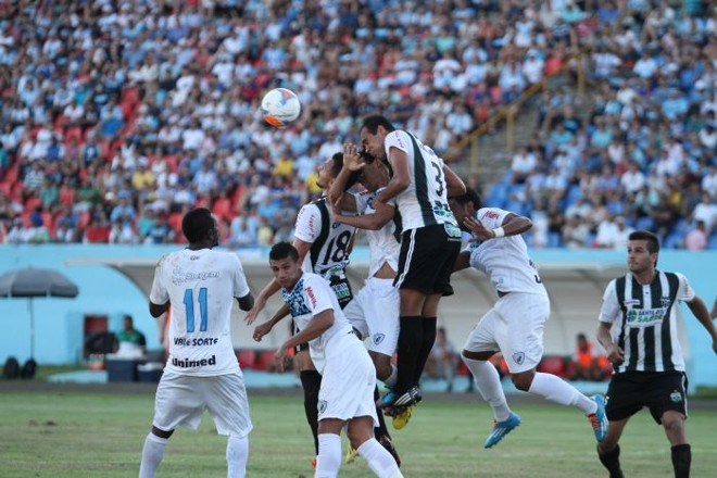 Disputa de bola e a zaga maringaense afasta o perigo | 