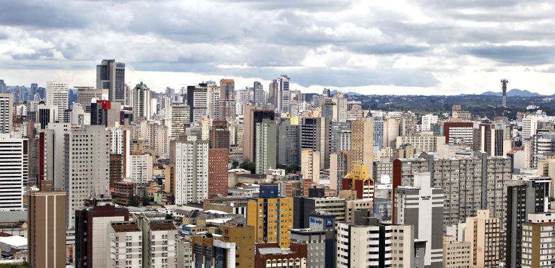 Compradores percebem vantagens dos usados: Curitiba tem grande oferta e variedade de produtos comerciais e residenciais, com preço do metro quadrado mais baixo do que o dos novos | Daniel Castellano/Gazeta do Povo