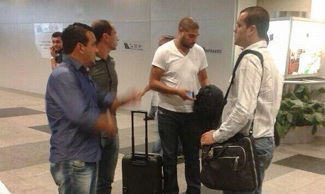 3 dez - Adriano começa a trabalhar no CT do Caju. |