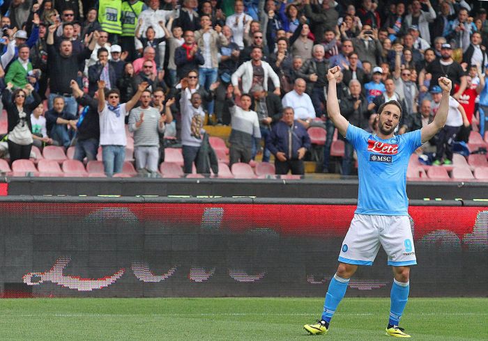 Gonzalo Higuain, do Nápoles, comemora depois de marcar o terceiro gol contra Lazio. | EFE/EPA/CESARE ABBATE