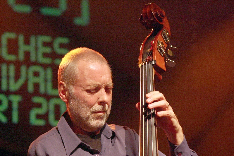 Dave Holland gravou dois discos com a banda elétrica de Miles Davis. Em novo trabalho, retoma o fusion, mistura de jazz, rock e funk | Wikimedia/Divulgação
