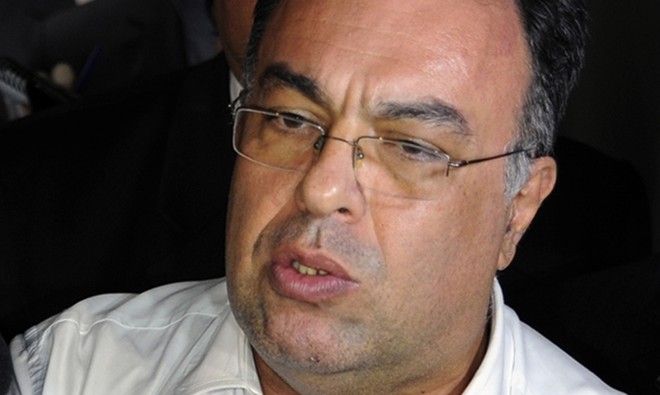 Ato 1: Ascensão- A ascensão de André Vargas (PT-PR)foi rápida. Onze anos após se filiar ao PT de Londrina, em 1990, Vargas já tinha sido eleito para a Assembleia Legislativa do Paraná e para a presidência estadual da legenda. Sua carreira foi crescendo à medida que estabeleceu relações com as principais lideranças de sua base eleitoral. Em 1998, Vargas conheceu o ex-deputado federal José Janene (PP), conhecido por ser o chefe político no Norte do Paraná. Foi Janene quem apresentou o petista a Alberto Youssef, doleiro preso durante a operação Lava Jato da Polícia Federal. Em 2006, o petista conquistou uma cadeira na Câmara dos Deputados |