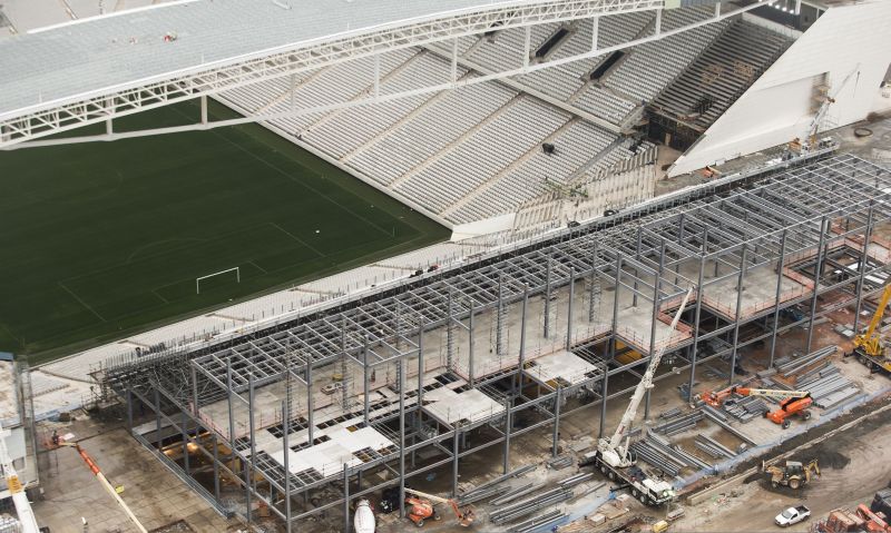 Obras de instalação das arquibancadas temporárias do Itaquerão | Marcelo Justo / Folhapress