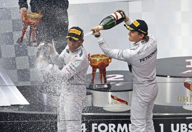 Hamilton e Rosberg, companheiros de equipe, festejam no pódio |