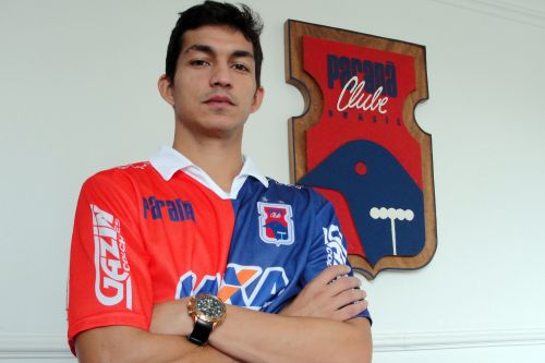 Juliano Mineiro posa pela primeira vez com a camisa tricolor | Paraná Clube