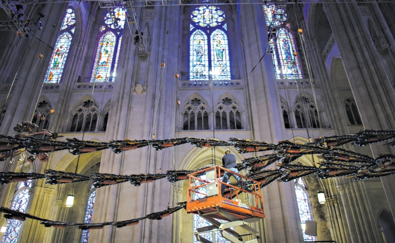 Um par de fênix, feito pelo artista chinês Xu Bing com ferramentas de construção em Pequim, sendo instalado na Cathedral Church of St. John the Divine, em Manhattan | jacob blickenstaff para the new york times