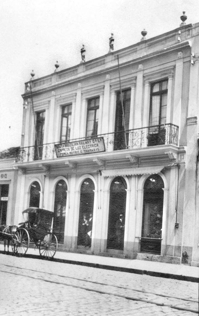 Sede da Cia. Força e Luz na Rua Quinze de Novembro, quando se instalou em Curitiba. Foto de 1911 |