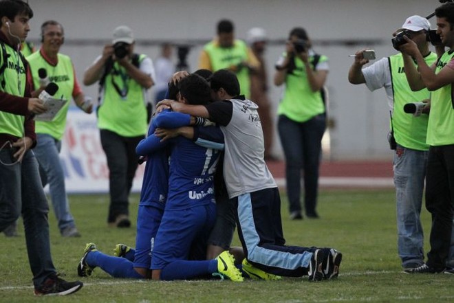 Jogadores e comissão técnica do Londrina celebram, ajoelhados no campo, a vitória em Maringá. Depois de dois empates nos dois jogos das finais (2 a 2 em londrina e 1 a 1 no Willie Davids), o título veio disputa dos pênaltis: 4 a 3 para o Tubarão. | 