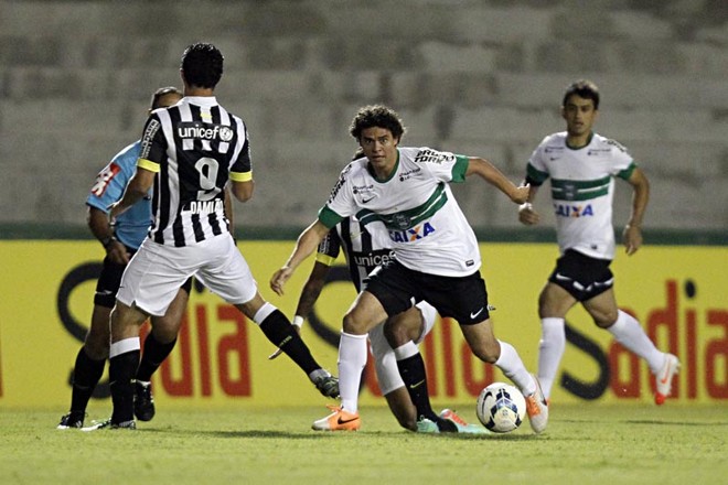Victor Ferraz passa por Leandro Damião | 