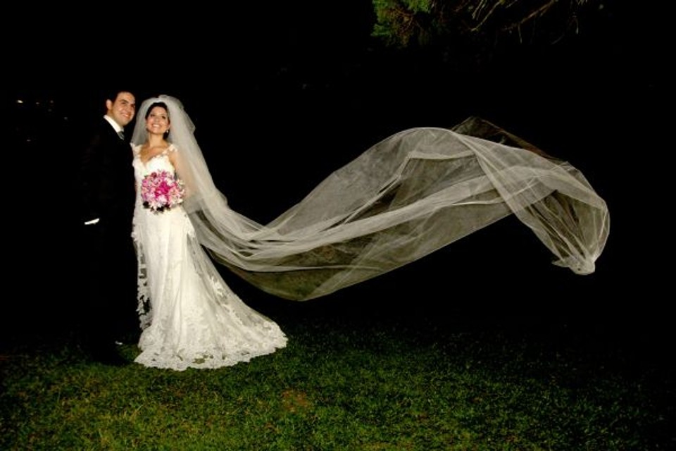 Momento mágico na cerimônia de casamento dos advogados Luciana Pedroso Xavier e Guilherme Brenner Lucchesi, no dia do aniversário de Curitiba, na igreja Nossa Senhora das Mercês | Sosséla