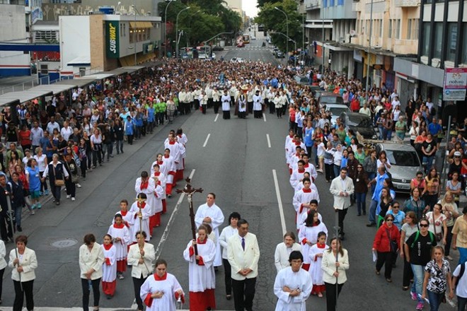 Durante todo o trajeto, com a imagem de Jesus Morto, os participantes entoaram orações e cantaram |