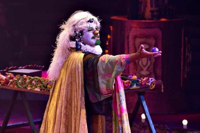 Claudio Fontana como Mozart: opção pelo universo do circo e da bufonaria |