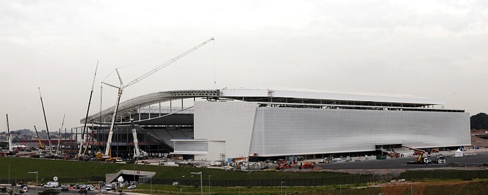 Estádios prontos em cima da hora terão estruturas temporárias entregues em cima do laço, como o caso do Itaquerão, estádio da abertura da Copa | Paulo Whitaker / Reuters