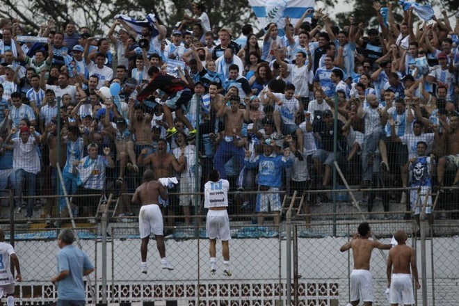 Jogadores do Londrina vão para o alambrado comemorar com a torcida | 