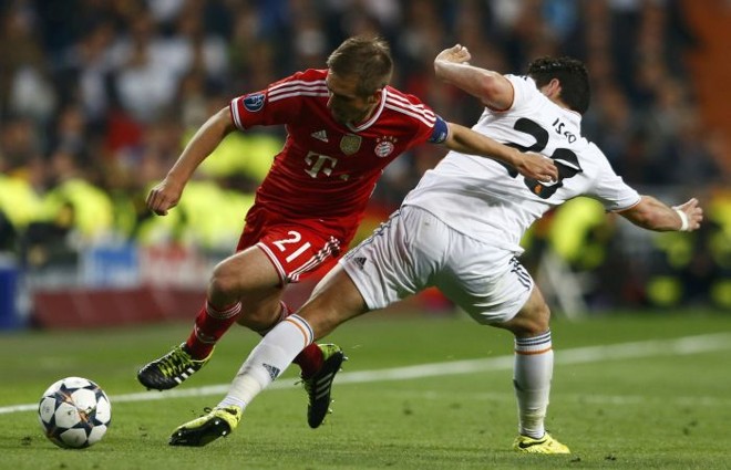 Lahn, do Bayern de Munique, passa pela marcação de Isco, do Real Madrid |