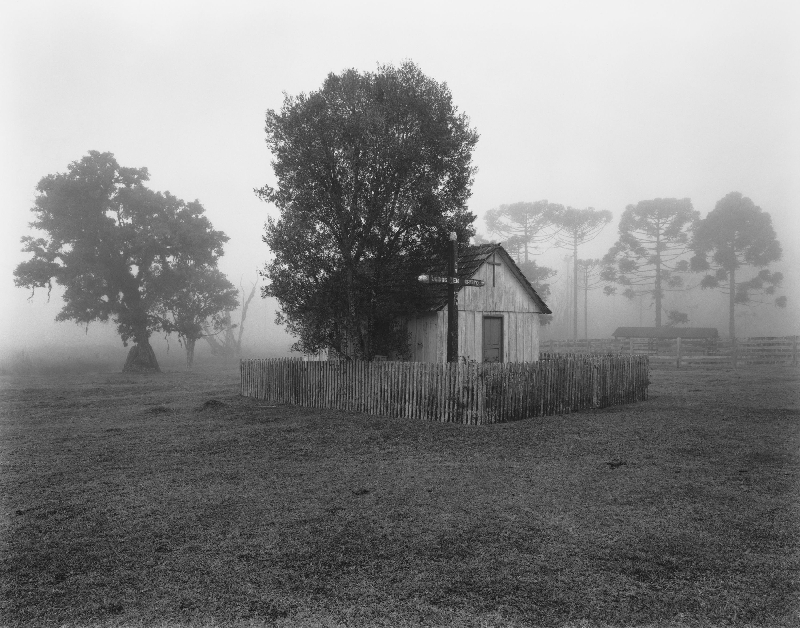 Paisagem com Capela, de 2003, retrata a gélida Guarapuava. Ao lado, o quilombo Campina dos Morenos | Valdir Cruz/Reprodução