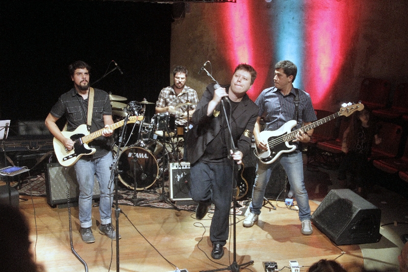 Com algo estranho no ar, Poléxia apresentou as canções semicultuadas de O Avesso no Teatro do Paiol, no último domingo | Cido Marques/Divulgação