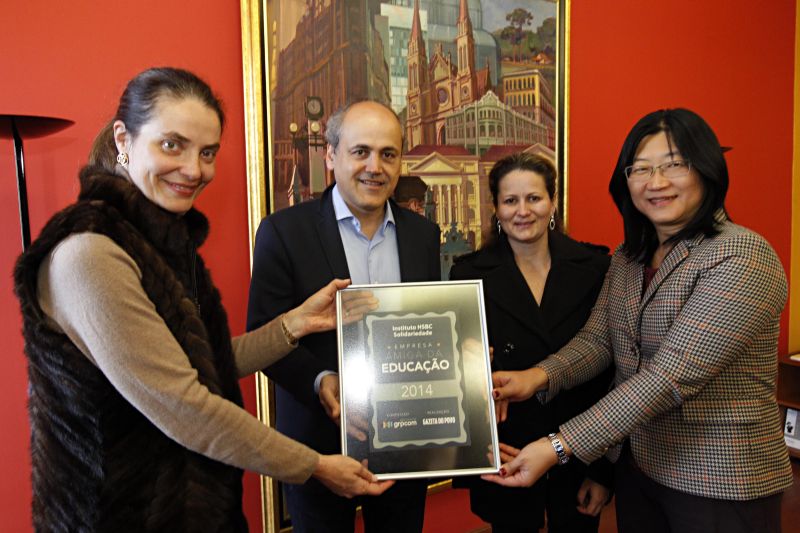 Ana Amélia Filizola (à esquerda), diretora da unidade de jornais do GRPCom, e o prefeito Gustavo Fruet durante reunião de renovação da parceria da prefeitura com o Ler e Pensar | Albari Rosa/Gazeta do Povo