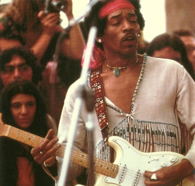 Jimi Hendrix com sua Stratocaster em Woodstock, em 1969 |