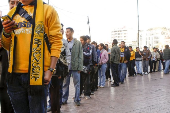 Camisas e acessórios do The Strongest saltam aos olhos na fila de ingressos | 