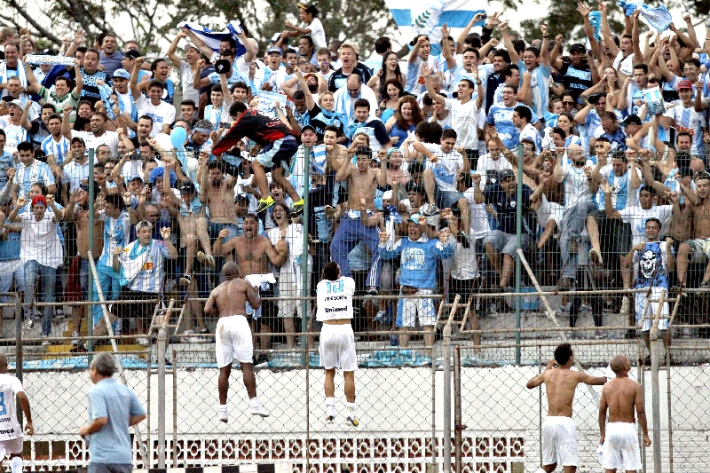 Cerca de 2 mil torcedores do LEC calaram o Willie Davids ao fim da disputa por pênaltis, em uma festa com os jogadores que atravessou a estrada e terminou nas ruas de Londrina | Felipe Rosa/ Gazeta do Povo