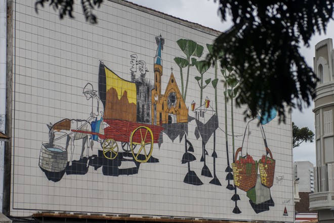 Painel de azulejos na Travessa Nestor de Castro |