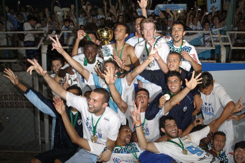 Jogadores do Londrina fazem a festa com as medalhas de campeões e o troféu do Estadual | Felipe Rosa / Gazeta do Povo