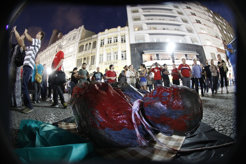 Busto de Flávio Suplicy de Lacerda foi arrastado da Reitoria da UFPR ao calçadão da XV | Daniel Castellano/ Gazeta do Povo