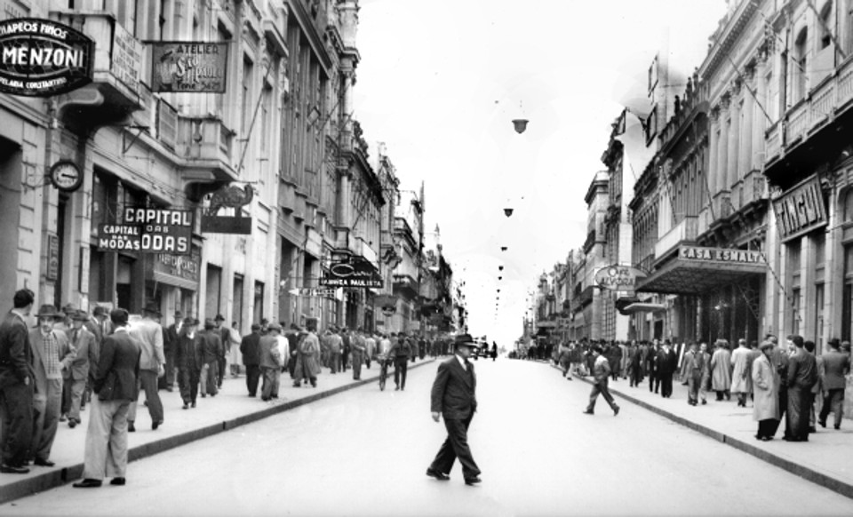 Imagem gravada em 1945. Vemos a quadra do Senadinho somente com o movimento de pedestres | Acervo Cid Destefani