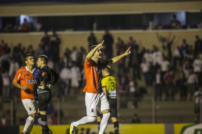 Zagueiro Anderson Rosa estreou marcando gol pelo Paraná | 
