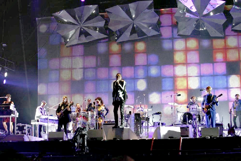 Na palma da mão: Win Butler fez show particular na apresentação que encerrou o festival | Egler Medeiros/Divulgação