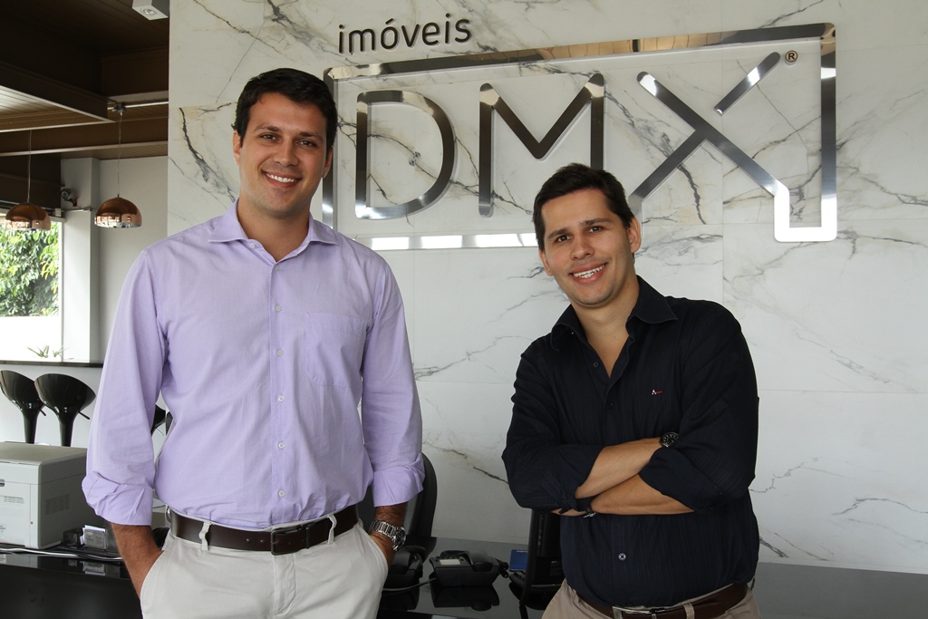 Mateus Benedeti e Manoel Gonçalves de Oliveira Neto trabalharam juntos na empresa júnior da UEL e se tornaram sócios da imobiliária DMX. | Roberto Custódio / Jornal de Londrina