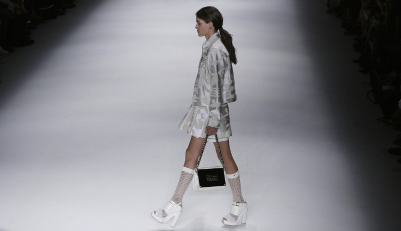 Entre as apostas da Ellus 2nd Floor, vestidos e outros trajes desestruturados e formas geométricas | Nacho Doce/ Reuters