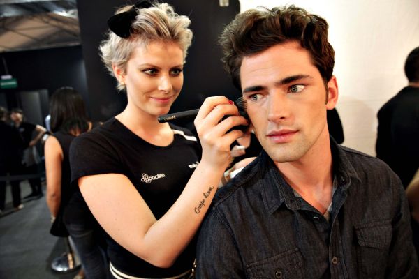A maquiadora paranaense Suelen Johann, profissional sênior de O Boticário, assinou o make de passarela de muitos modelos da São Paulo Fashion Week entre eles, Sean OPry, modelo número 1 do mundo, que desfilou ao lado de Gisele Bündchen | Midori de Lucca