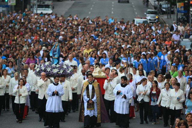 Procissão seguiu em direção à Catedral Basílica de Nossa Senhora da Luz dos Pinhais | Ivonaldo Alexandre / Gazeta do Povo