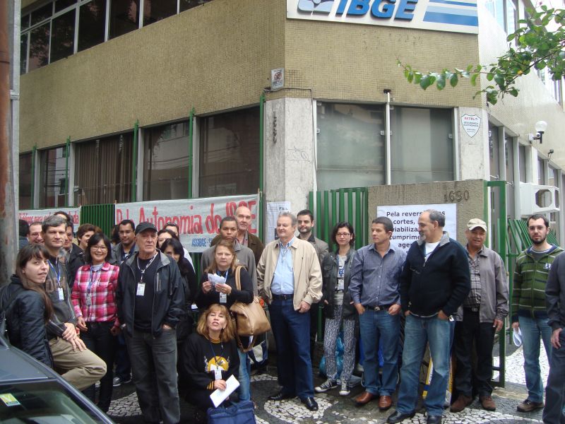 Técnicos do IBGE de Curitiba reunidos em ato público nesta quarta-feira (16) contra suspensão da Pnad Contínua | Sindicato dos Trabalhadores do IBGE/Divulgação