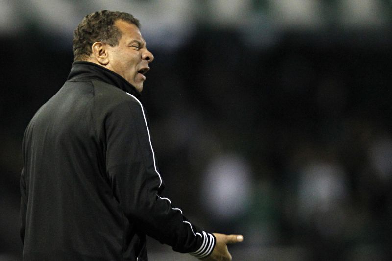 Celso Roth mostrou irritação durante o jogo | Albari Rosa / Gazeta do Povo