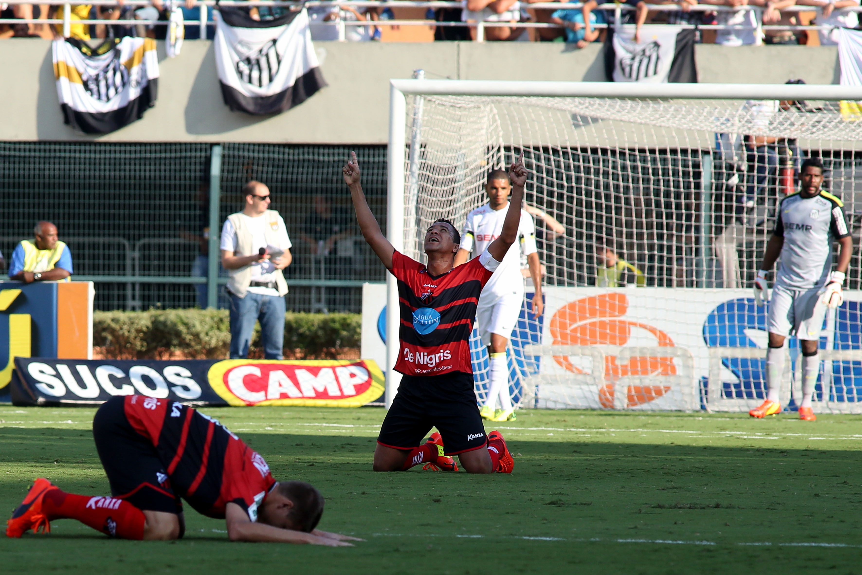 Cristian comemora o gol contra o Santos na primeira partida da decisão, no Pacaembu. | Luis Moura/Folhapress