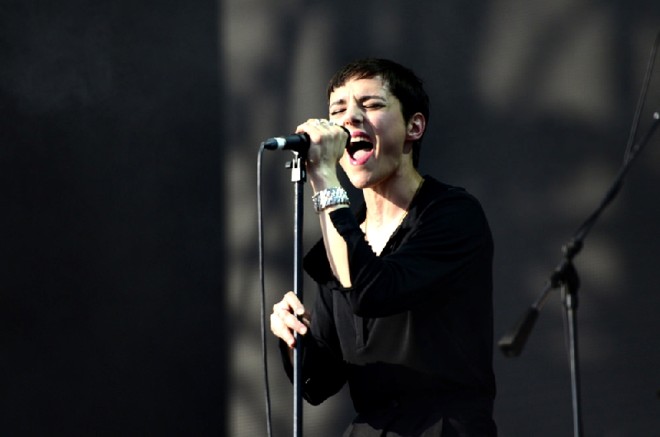 Camille Berthomier, vocalista da Savages: destaque |
