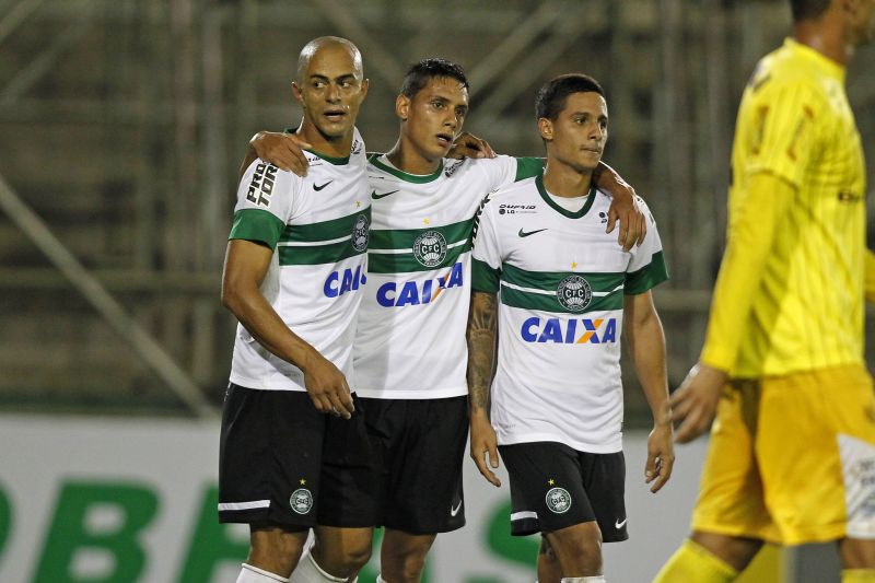 Júlio César (esquerda) comemora seu gol com Dudu e Roni no Couto Pereira | Antonio More / Gazeta do Povo
