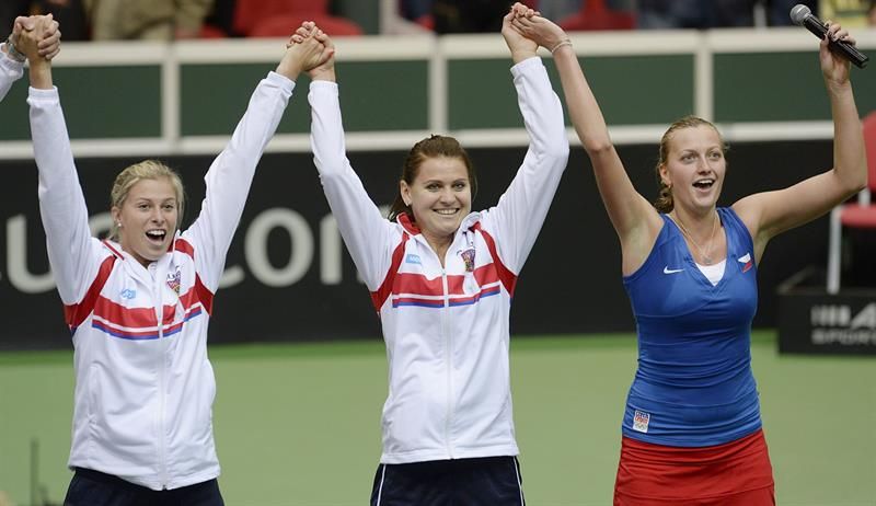 As tenistas tchecas Andrea Hlavackova, Lucie Safarova e Petra Kvitova comemoram vitória sobre Itália | Filip Singer/EFE