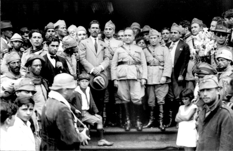 Comitiva de Getúlio Vargas (ao centro) durante sua passagem por Itararé, perto da divisa de São Paulo com o Paraná, a caminho do Rio de Janeiro | Wikicommons/Claro Jansson